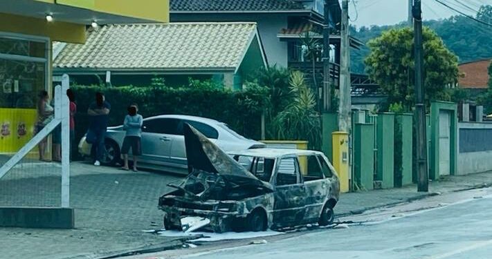 Carro fica completamente destruído após incêndio em Jaraguá do Sul