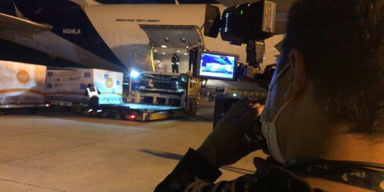 Brasil recebe 1º lote da vacina da Pfizer para crianças de 5 a 11 anos