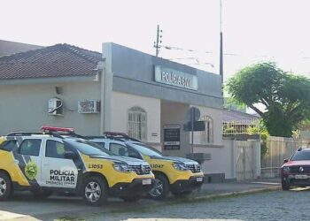 Casal é preso por deixar bebê trancado em carro enquanto estava na praia, diz polícia