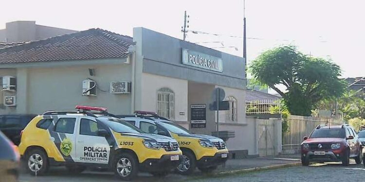 Casal é preso por deixar bebê trancado em carro enquanto estava na praia, diz polícia