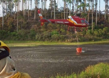 Helicóptero Arcanjo é usado no combate a incêndio em Guaramirim