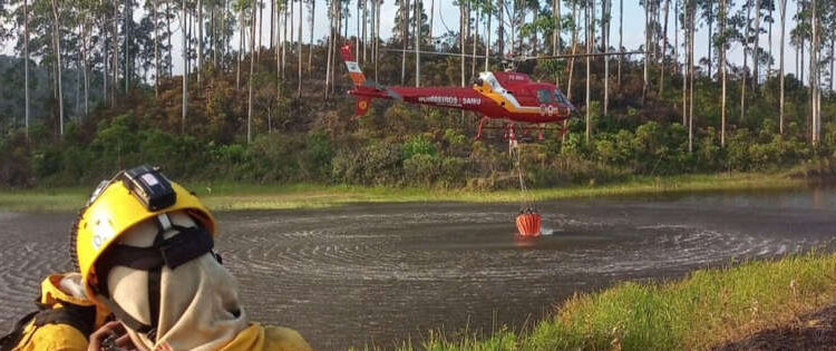 Helicóptero Arcanjo é usado no combate a incêndio em Guaramirim