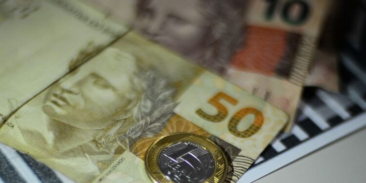 Teto da aposentadoria do INSS sobe para R$ 7 mil