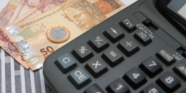 Inflação fecha 2021 em 10,06%, diz IBGE