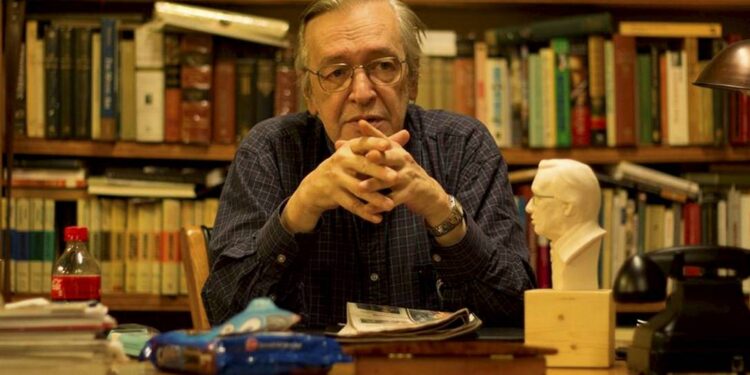 Escritor Olavo de Carvalho morre aos 74 anos
