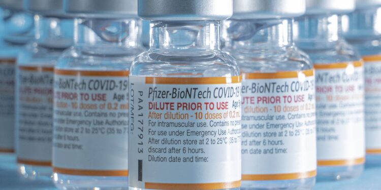 Novo carregamento da vacina pediátrica da Pfizer chega ao Brasil