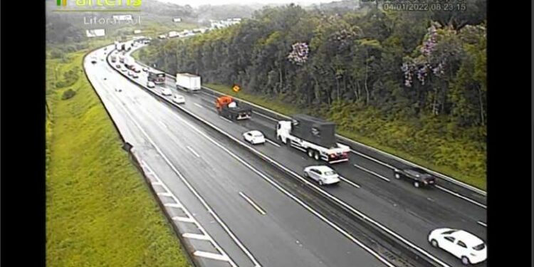 BR-101 registra lentidão na volta do litoral nesta terça-feira (04)