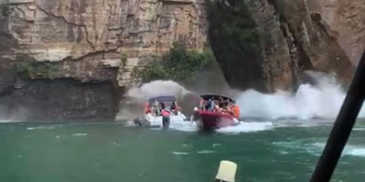 [Vídeo] Pedras se soltam de cânion e atingem lanchas em Minas Gerais