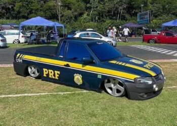 [Vídeo] Saveiro caracterizada como viatura da PRF é apreendida em SC