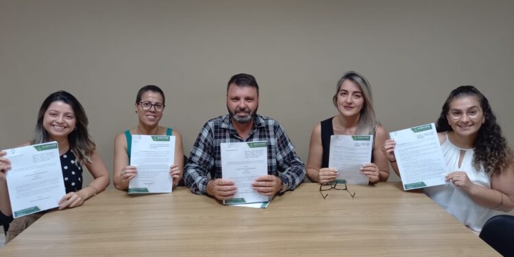 Reforma administrativa concede reajuste salarial e novo vale alimentação em São João do Itaperiú