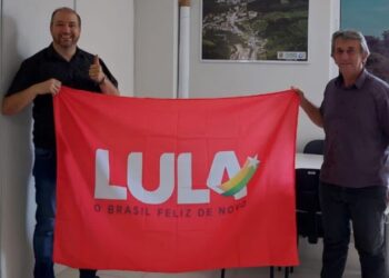 Vice-prefeito de SC é expulso do partido de Bolsonaro após posar com bandeira de Lula