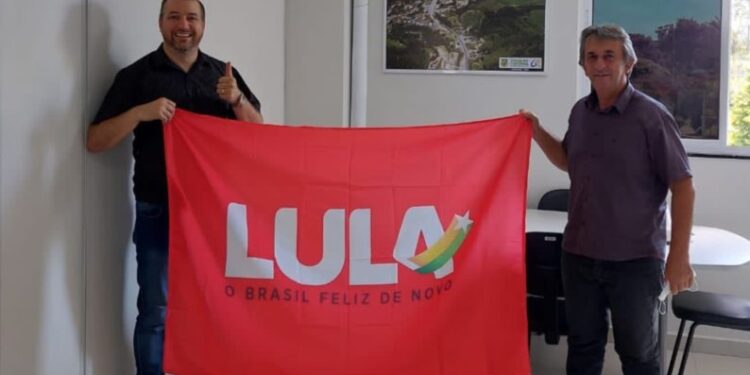 Vice-prefeito de SC é expulso do partido de Bolsonaro após posar com bandeira de Lula