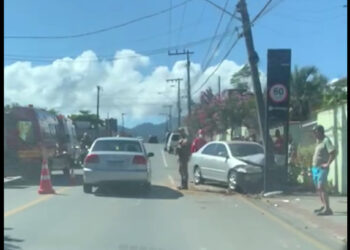 Carro bate em poste em Jaraguá do Sul