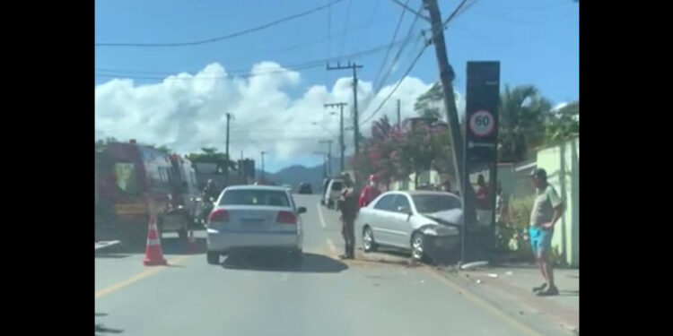 Carro bate em poste em Jaraguá do Sul