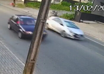 [Vídeo] Carro força ultrapassagem e bate de frente contra motoboy em Joinville