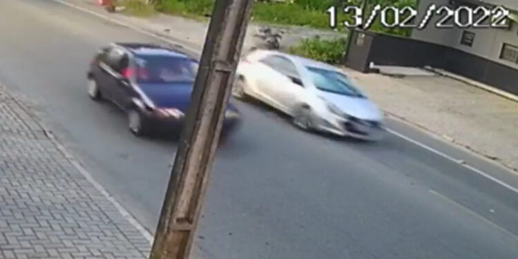 [Vídeo] Carro força ultrapassagem e bate de frente contra motoboy em Joinville