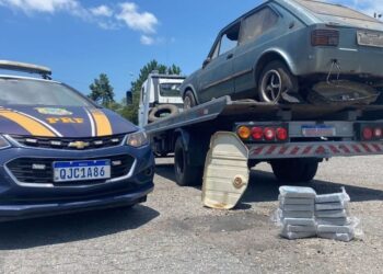 PRF apreende carro com R$ 150 mil em crack em Barra Velha