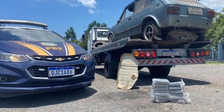 PRF apreende carro com R$ 150 mil em crack em Barra Velha