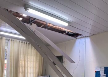 Funcionário cai ao tentar consertar forro de escola em Joinville