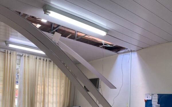 Funcionário cai ao tentar consertar forro de escola em Joinville