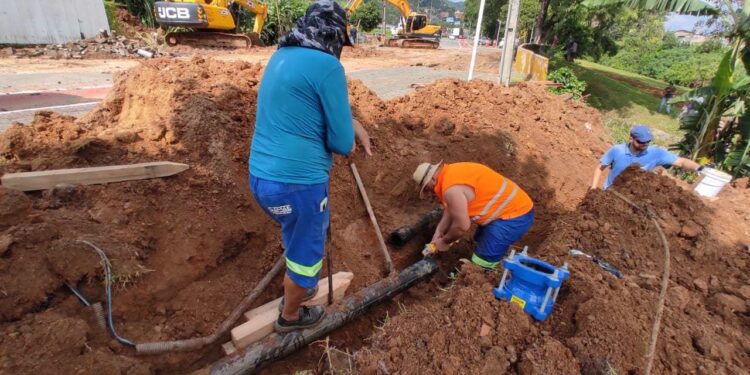 Samae desvia rede de água em ponte no bairro Ilha da Figueira