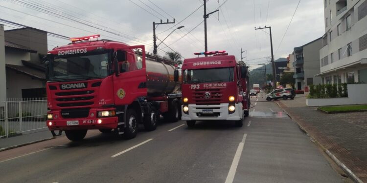 [Vídeo] Incêndio é registrado em apartamento em Jaraguá do Sul