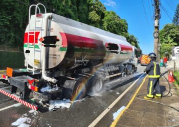 [Fotos] Caminhão carregado com gasolina pega fogo em Jaraguá do Sul