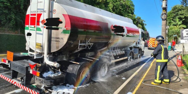 [Fotos] Caminhão carregado com gasolina pega fogo em Jaraguá do Sul
