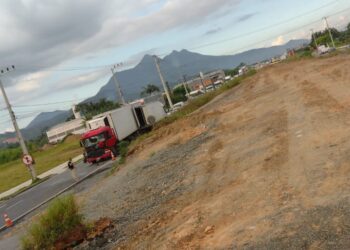 Acidente envolvendo dois caminhões é registrado na BR-280, em Guaramirim