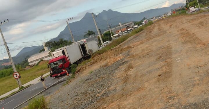 Acidente envolvendo dois caminhões é registrado na BR-280, em Guaramirim