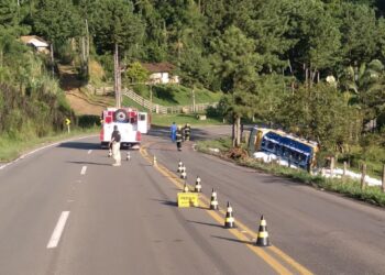 Caminhão de combustível tomba na serra de Corupá