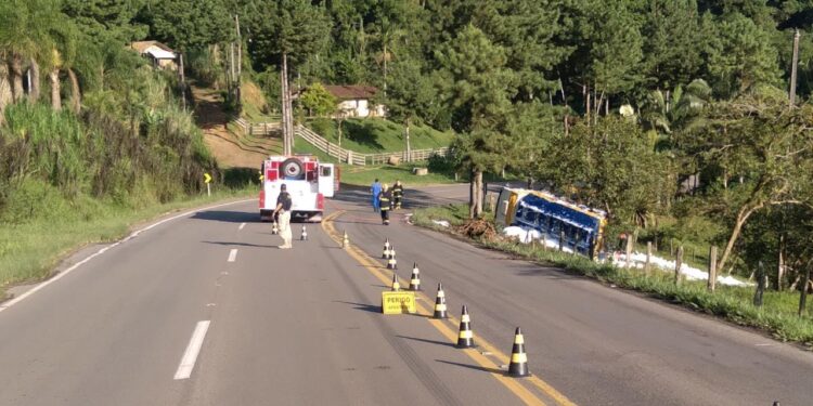 Caminhão de combustível tomba na serra de Corupá