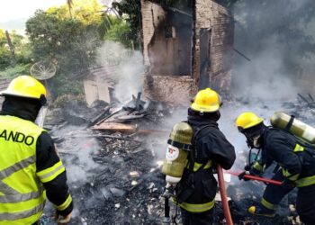 Residência de Guaramirim fica destruída após incêndio