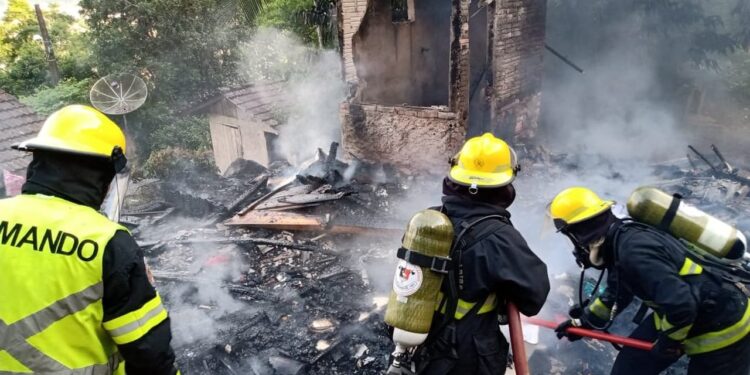 Residência de Guaramirim fica destruída após incêndio