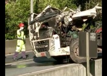 [Vídeo] Motorista morre após carreta tombar na BR-376, entre Santa Catarina e Paraná