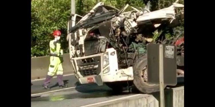 [Vídeo] Motorista morre após carreta tombar na BR-376, entre Santa Catarina e Paraná