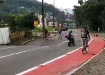 [Vídeo] Motociclistas se arriscam e atravessam ponte interditada em Jaraguá do Sul