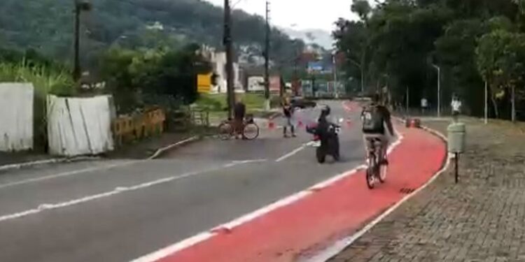 [Vídeo] Motociclistas se arriscam e atravessam ponte interditada em Jaraguá do Sul