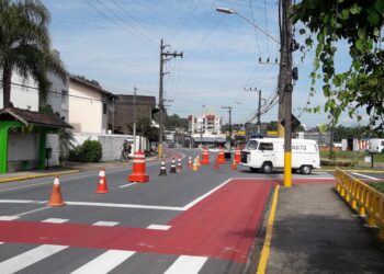 [Fotos] Trânsito da Rinaldo Bogo é desviado para a José Theodoro Ribeiro após ponte ser interditada, em Jaraguá do Sul