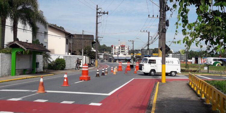 [Fotos] Trânsito da Rinaldo Bogo é desviado para a José Theodoro Ribeiro após ponte ser interditada, em Jaraguá do Sul