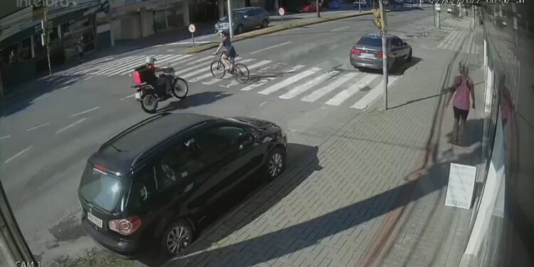 [Vídeo] Ciclista é atingida por motocicleta na faixa de pedestres em Blumenau