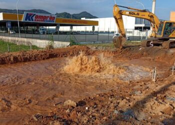 Obras na BR 280 provocam rompimento de adutora em Guaramirim
