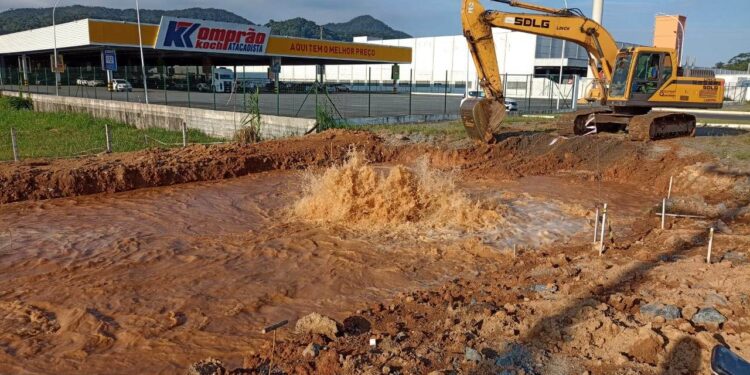 Obras na BR 280 provocam rompimento de adutora em Guaramirim