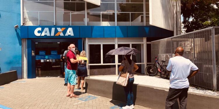 Clientes de Jaraguá reclamam de ter que esperar no sol por atendimento na Caixa Econômica