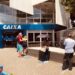 Clientes de Jaraguá reclamam de ter que esperar no sol por atendimento na Caixa Econômica