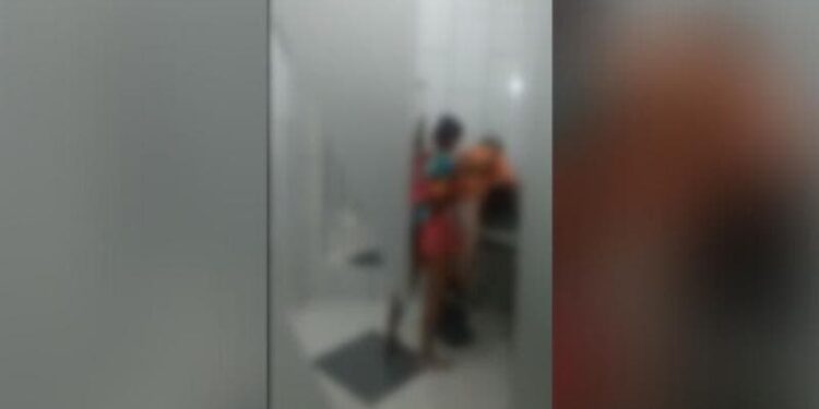 Idoso é abusado por mulher em banheiro de posto de combustíveis em SC