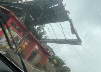 Cobertura de padaria cede após temporal em Jaraguá do Sul