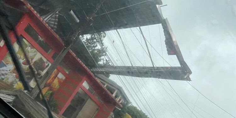 Cobertura de padaria cede após temporal em Jaraguá do Sul