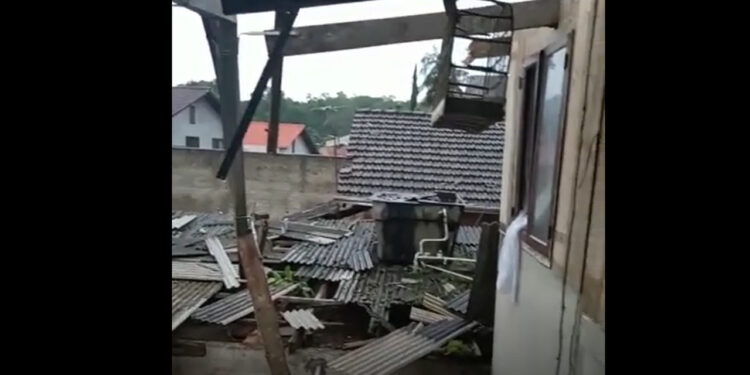 [Vídeo] Vendaval causa estragos no bairro Ilha da Figueira, em Jaraguá do Sul
