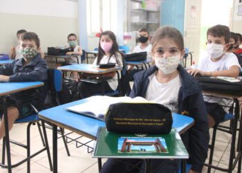 Materiais escolares são entregues no primeiro dia de aula na rede municipal de São João do Itaperiú